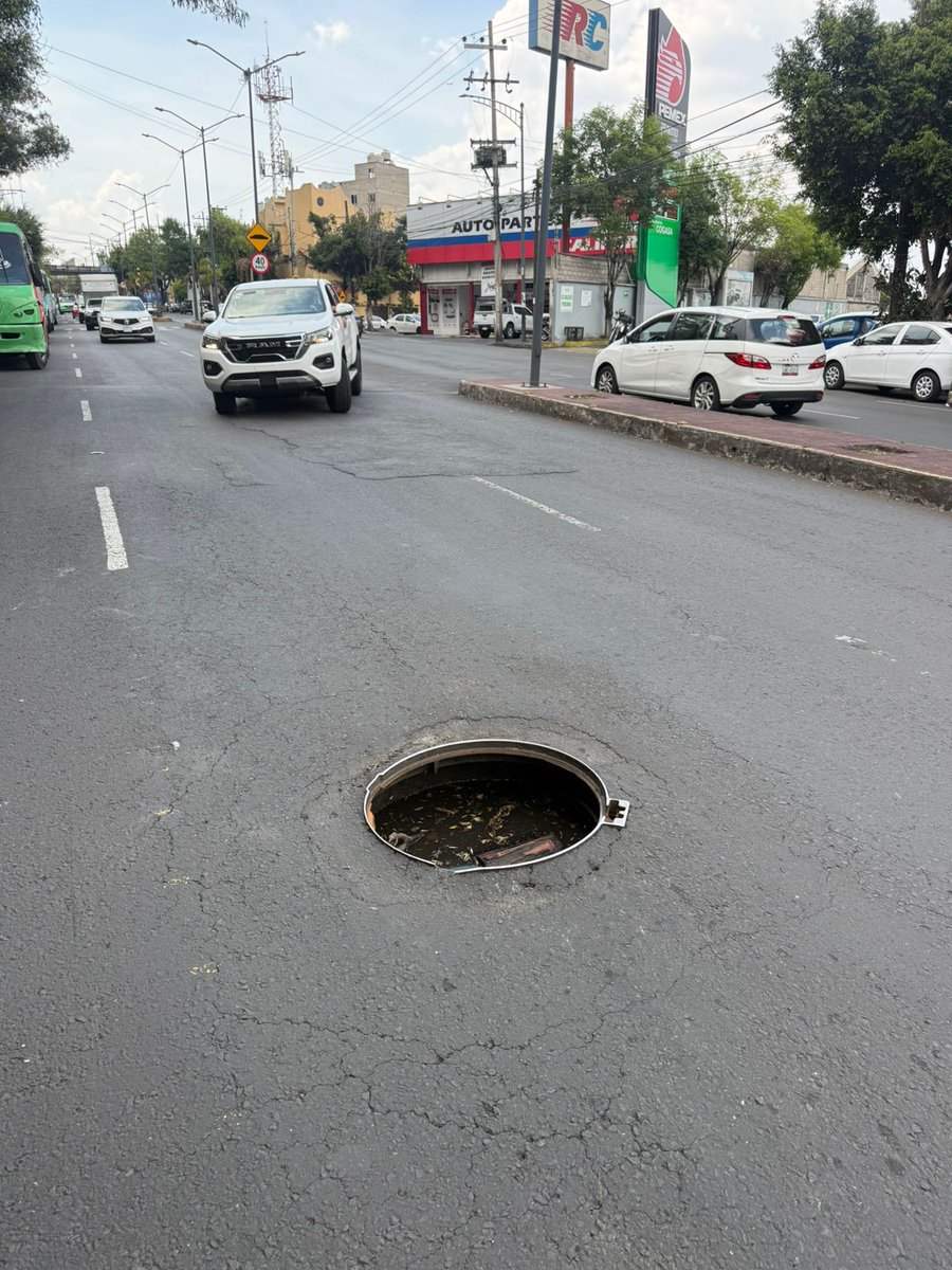VecinoosM's tweet photo. @AlcaldiaAO
@LopezCasarinJ
@locatel_mx
@SEGIAGUA
me puedes apoyar 
falta de tapa es un riesgo .en camino Real a Toluca. Varios autos dañados, no tiene señalización. Colonia Unidad Santa Fe IMSS. https://t.co/jkIOh0Qb4t