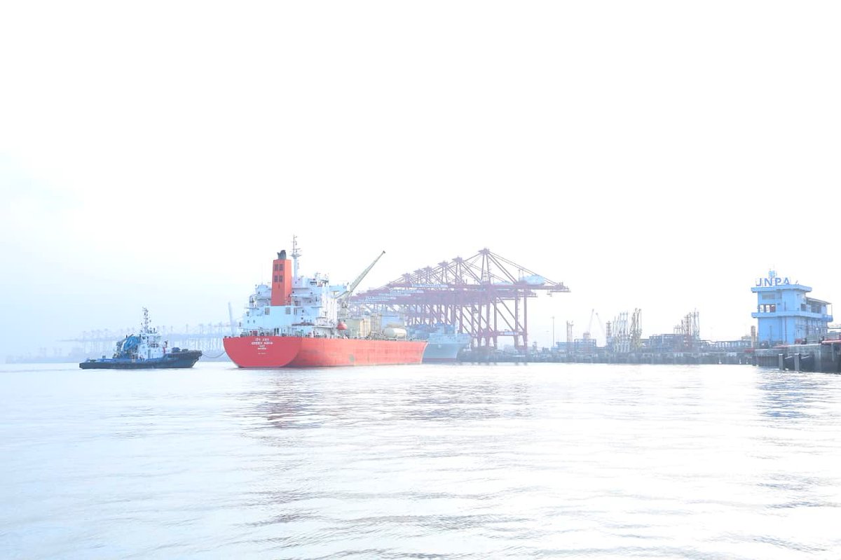 PIBMumbai's tweet image. ग्रीन आशा 🇮🇳—भारतीय ध्वज असलेले #LPG चा साठा असलेले जहाज—होर्मुझची सामुद्रधुनी यशस्वीपणे पार करून आज जेएनपीए येथील BPCL-IOCL संचलित लिक्विड बर्थ टर्मिनलवर सुरक्षितरित्या दाखल झाले.

इराण, अमेरिका आणि इस्रायल यांच्यातील संघर्ष सुरू झाल्यानंतर जेएनपीएमध्ये पोहोचणारे हे पहिले असे