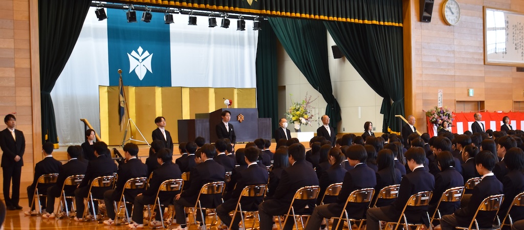 本日、入学式が行われました。真新しい制服に身を包んだ新入生が3年間 