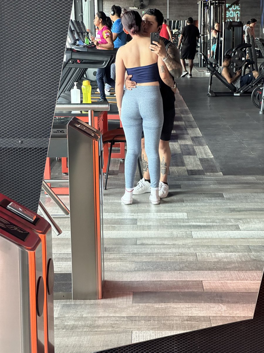 _cornerstonee_'s tweet photo. Mi novia y yo sintiéndonos los más mamados del gym por siempre ❤️ https://t.co/AKTemI2aIs