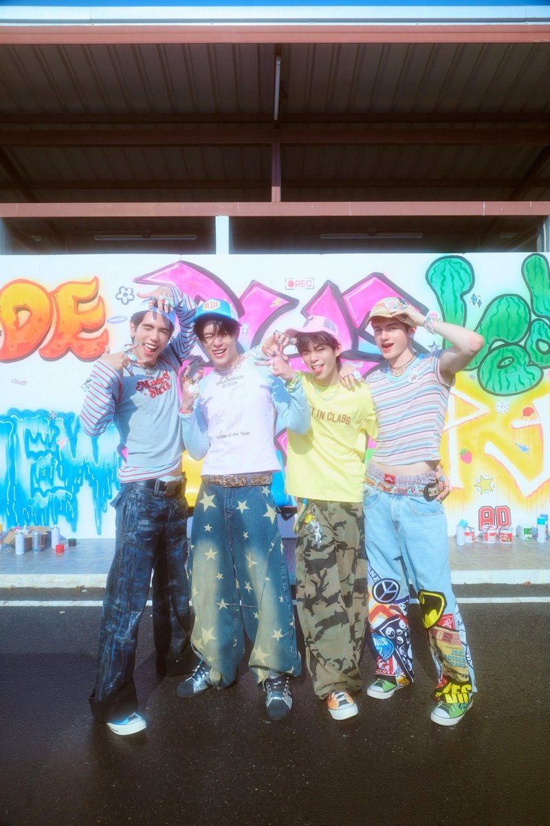 AllNews_th's tweet image. 4 หนุ่ม GELBOYS คัมแบ็กซัมเมอร์! รีเมค “ไปน่ารักไกล ๆ หน่อย” (GO CUTE FAR FAR) เสิร์ฟความคลั่งรักสไตล์ Gen Z โยกได้ตั้งแต่ครั้งแรกที่ฟัง

#GELBOYS 
#Pidemonthapoom #NEWCHAYAPAK
#PJmahidol #LEONBROCCO 
#GELBOYS_GOCUTEFARFAR

🔗 facebook.com/share/p/18JJUo…
GELBOYS