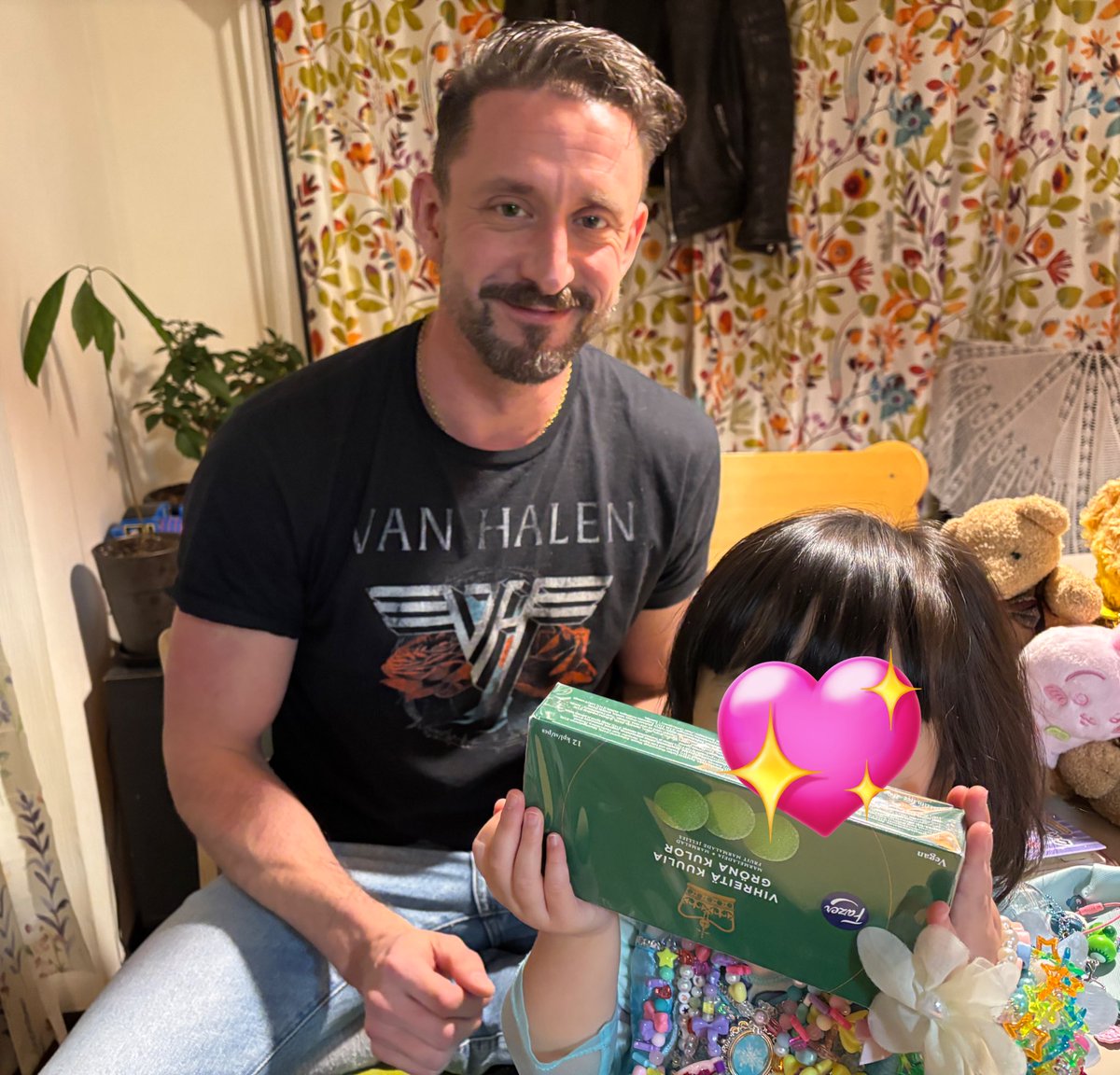 Paint_Hermit's tweet photo. 我が旧友リカード・ワルドナーがスウェーデンから遊びに来た。イギリス移住で最初にできた友。当時は同僚だったけど、リカードは現在医者になっている。　
直接会うのは26年ぶりだが、全然久しぶりな感じはしなかった。友情って不思議だね。26年ぶりに食う俺のハンバーグに半ベソで、微笑ましかった。 https://t.co/uLbGcRnPvp