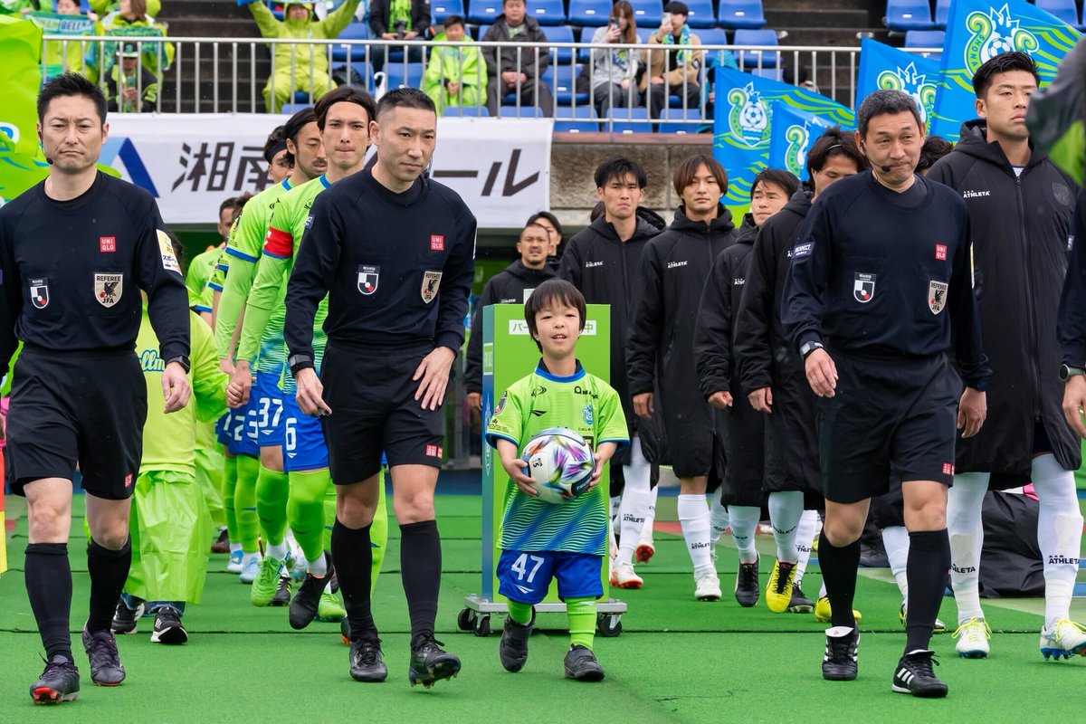 bellmare_staff's tweet image. ／
#糸岡栄護 選手入団会見
「ボイス」公開🗣️
＼　

先日の栃木SC戦で実施した #TEAMMATES 糸岡栄護選手の入団会見の様子を公開いたしました🎙️

試合前には審判団と一緒に入場する「レフェリーエスコート」にも参加しました⚽✨

詳細はこちら📝
bellmare.co.jp/391163

#bellmare
#BeingALIVEJapan