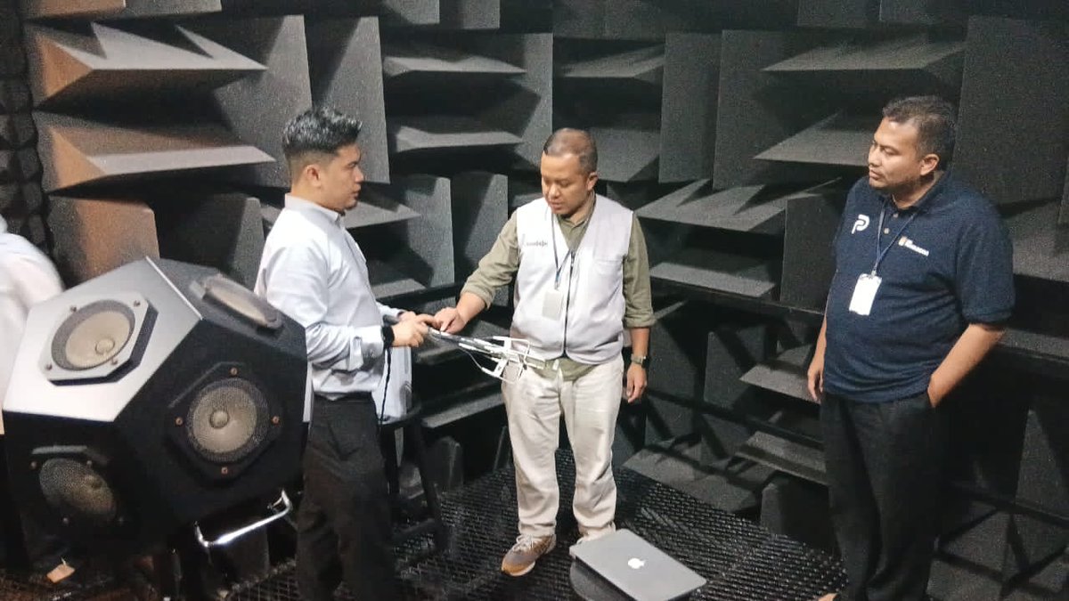 MechLabCREaTE's tweet photo. MOM bekerjasama dgn penyelidik UKM dan syarikat Khan Acoustics dalam memperkasa dan memantapkan penggunaan makmal Anachoic Chamber milik MPM. Cubaan utk mendapatkan dry recording di dalam chamber tersebut. https://t.co/FCvVrgale5