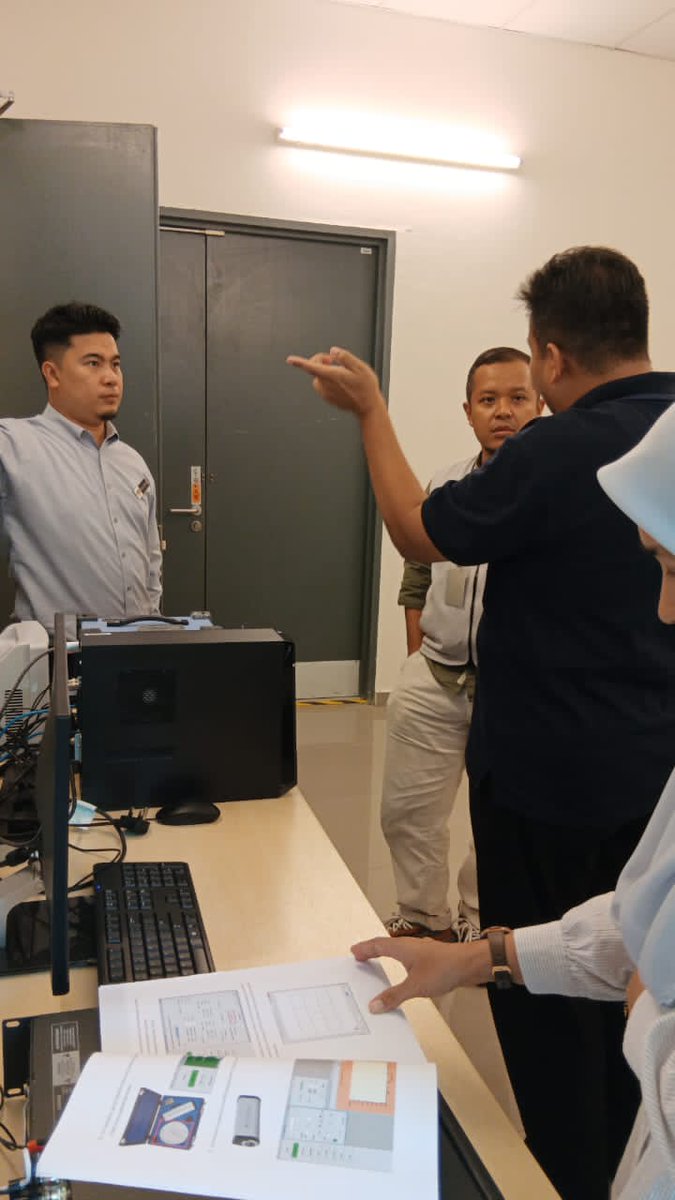MechLabCREaTE's tweet photo. MOM bekerjasama dgn penyelidik UKM dan syarikat Khan Acoustics dalam memperkasa dan memantapkan penggunaan makmal Anachoic Chamber milik MPM. Cubaan utk mendapatkan dry recording di dalam chamber tersebut. https://t.co/FCvVrgale5
