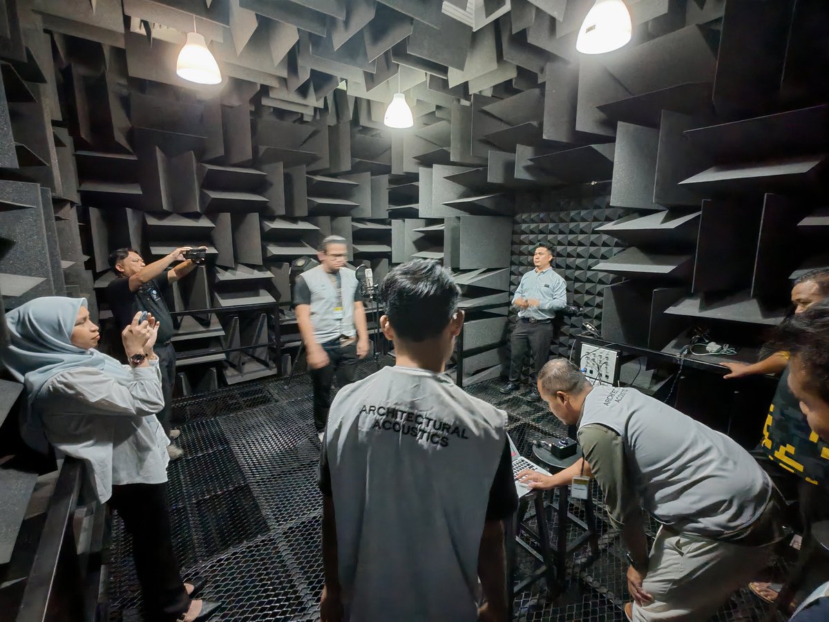 MechLabCREaTE's tweet photo. MOM bekerjasama dgn penyelidik UKM dan syarikat Khan Acoustics dalam memperkasa dan memantapkan penggunaan makmal Anachoic Chamber milik MPM. Cubaan utk mendapatkan dry recording di dalam chamber tersebut. https://t.co/FCvVrgale5