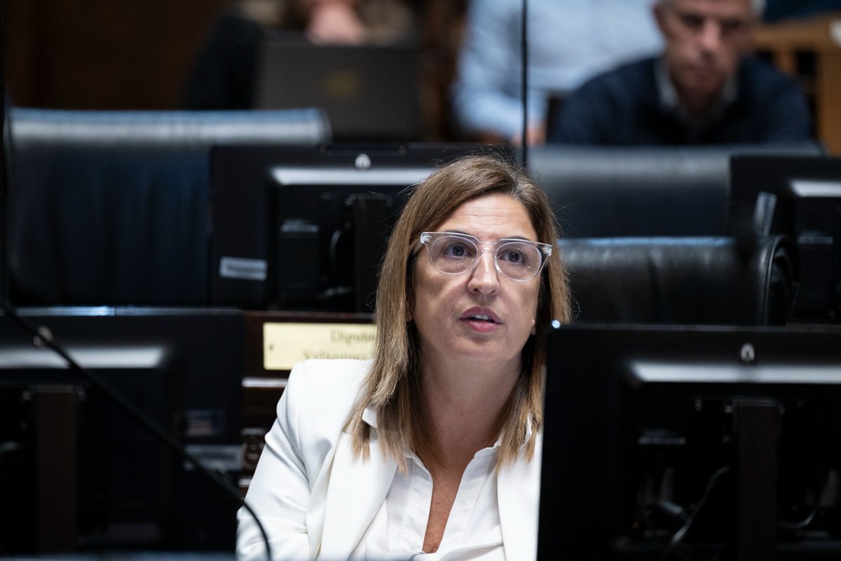 AdnPopulares's tweet photo. Debatirán beneficios fiscales en la primera sesión del año en la Legislatura porteña.

🔹 Este jueves arranca el período 2026 con foco en patentes y alivios para damnificados de Parque Patricios.
🏛️ También se sortearán salas para el Juicio Político.
 https://t.co/01CIhYCBMP https://t.co/oQ4Wb3L1WZ