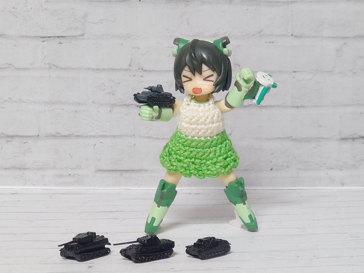 #お昼休みに一枚だけDTA写真を貼ろう
噂の100円戦車を入手しました
砲身細くて折っちゃいそうなこと以外作りやすいですね