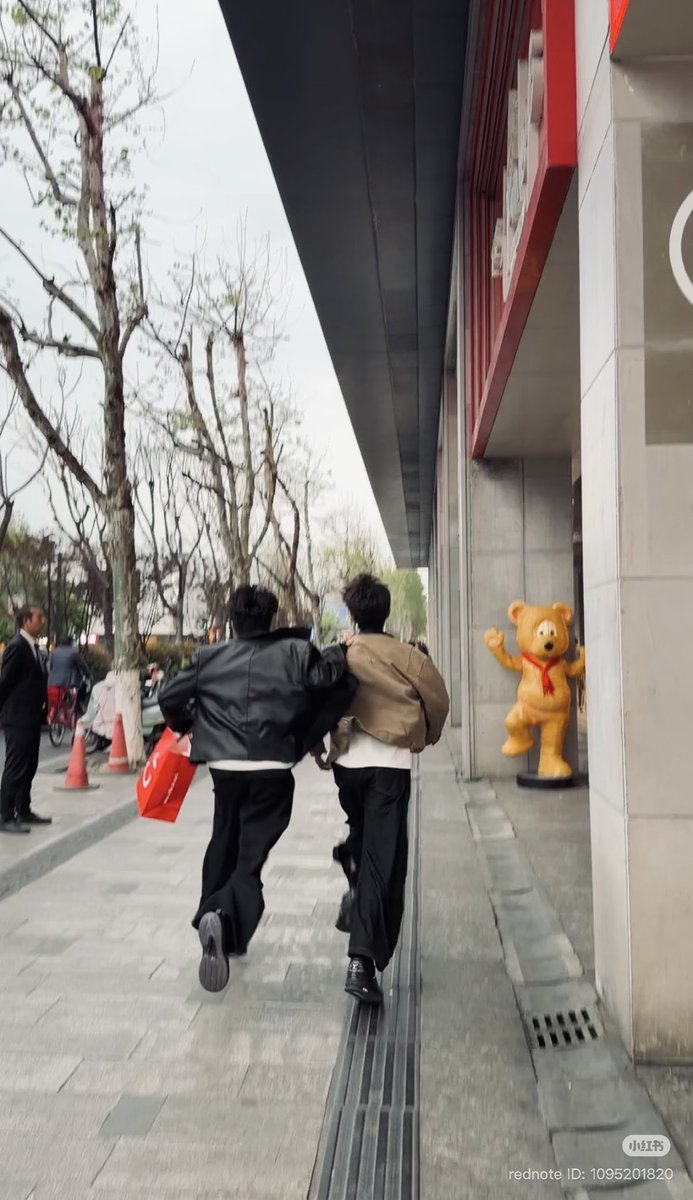 taysigh's tweet image. why are they always running 😭😭😭

#SammysChildrensDay #XiZhao