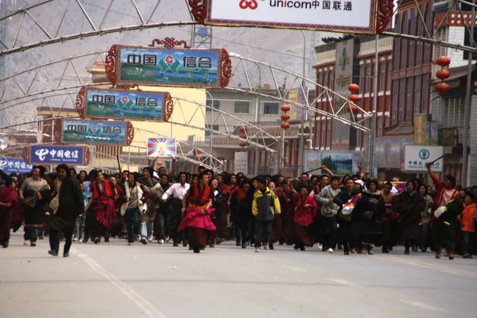 tenzin70310's tweet photo. The image captures a powerful moment from March 15, 2008, when Tibetan monks and laypeople took to the streets in Labrang (Xiahe County, Gannan Tibetan Autonomous Prefecture, Gansu Province) to protest oppression. ✊🏽
A bold display of courage and unity
#Tibet #ProtestForFreedom https://t.co/hrs4fSmvN2