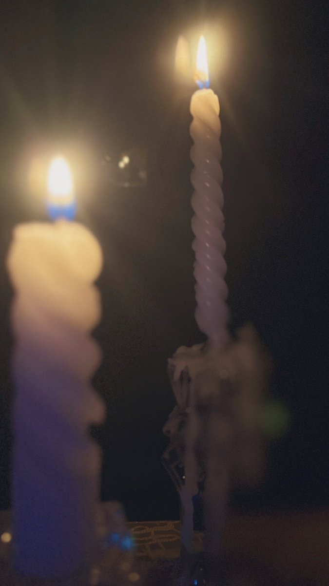 أتأمل ذوبان الشمعة 🕯️🪔
وتخبرني أن بعض الأشياء يجب أن تُهلك لتُسعدك
وهذا ماخُلقوا لأجله
كالورد تمامًا يجب أن يُقطف ليُقدم لك وتفرح به
(هذا جزء من مهمته ورسالته وماخُلق لأجله) 🌷🌸

لذا لاتدع أفكارك ورحمتك وعطفك تُبدل الرسائل
من الحكمة تقبل هذا الهلاك والإستمتاع به .. 🕯️🌷✨