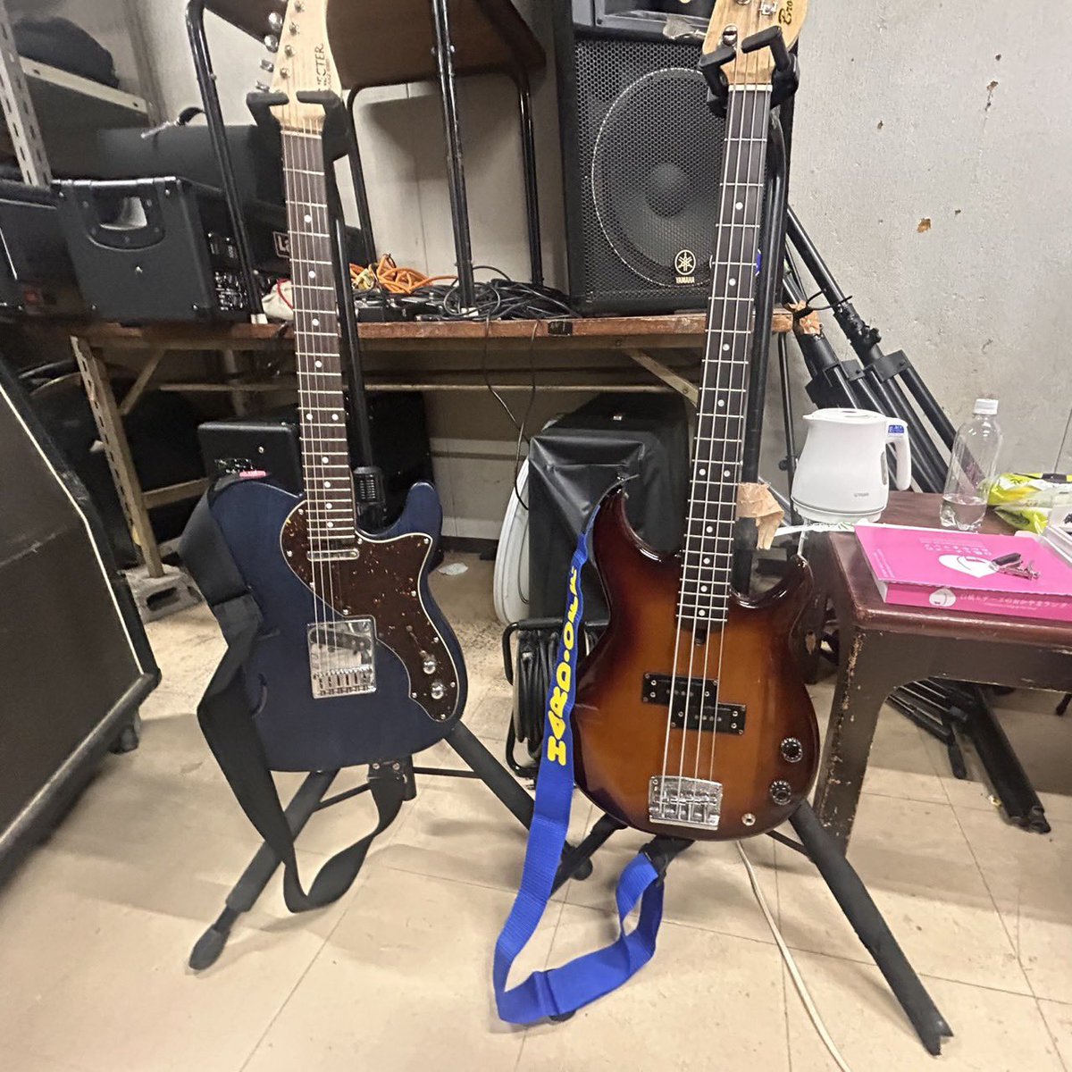 yfa_tw's tweet photo. 【機材紹介】4年生Yさん

〈機材・コメント〉
①SCHECTER/PS-S-PT-TH
ネックの裏が汚いのは、練習の証！
②YAMAHA/BB-ⅤⅠs
家主の田中さんと同じシェイプ

⬇️続きはスレッドに⬇️ https://t.co/MuTSFNw2JT