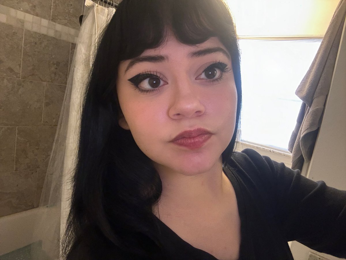 𝐴𝑛𝑡𝑜𝑛𝑒𝑙𝑙𝑎 tweet media