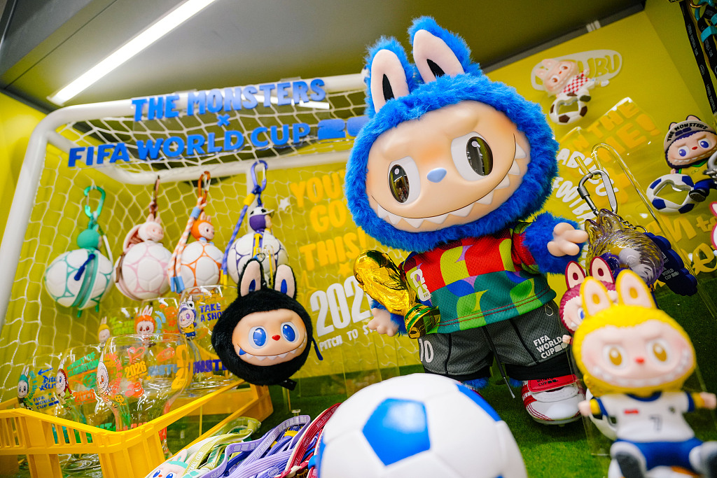 ChinaDaily's tweet image. #PopMart reported a sharp rise in 2025 earnings, driven by booming overseas demand and surging sales of its signature #Labubu franchise, even as its shares tumbled following the results on investor concerns that a large portion of its revenue is tied to a single intellectual