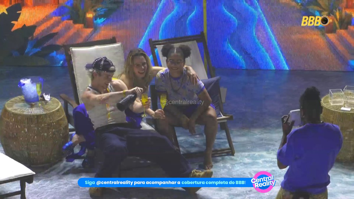 centralreality's tweet photo. Boneco tirando foto do top 3 #BBB26 https://t.co/ZPuxNovzKw