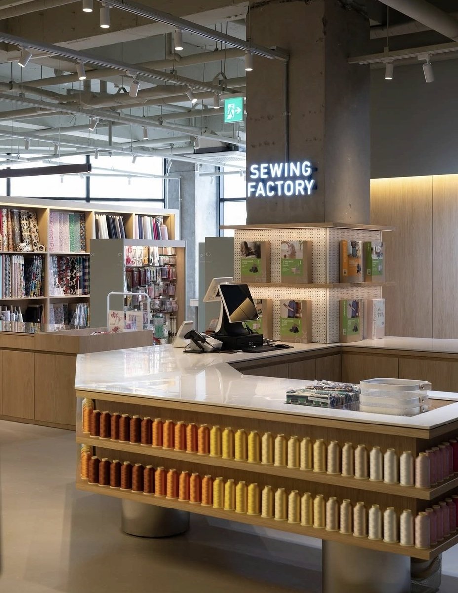 sewing_factory's tweet photo. 소잉팩토리 수원점
드디어 OPEN!!🥳🎊🎉🎊🎉

월요일부터 토요일
넓고 쾌적한 new 매장에서 원단, 부자재, 미싱 등 편안하게 구경해보세요✨️ https://t.co/RgZaKbAzin