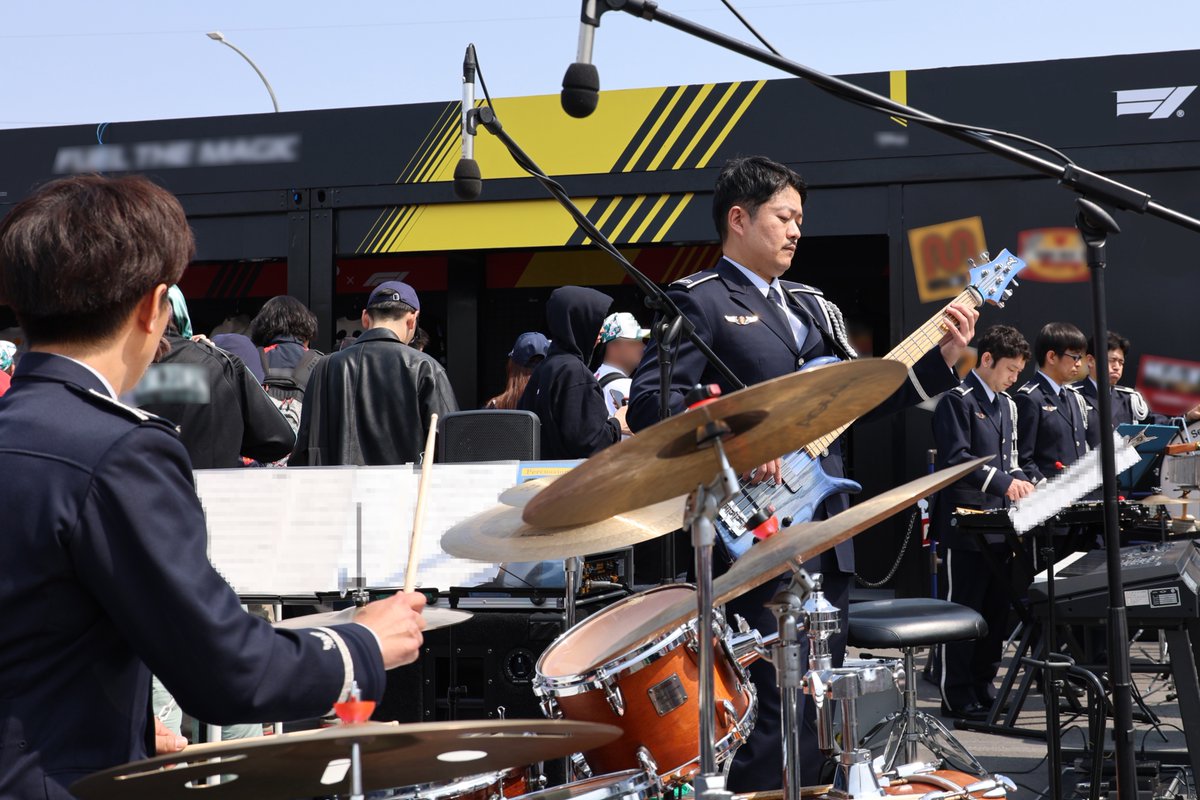 jasdf_cab's tweet photo. 🏁#2026F1日本グランプリ①🏁
3月28日(土)
 とっても盛り上がっているGP SQUARE FANZONEで演奏🎷
ライブ放映もされてF1ファンの方に観て聴いてもらえたラネ✨
「TRUTH」で会場は一体に！！！
 #航空自衛隊 #中部航空音楽隊
#f1jp #JapaneseGP #ナカソラネ #ソラネちゃん https://t.co/DxpXk9WiAo