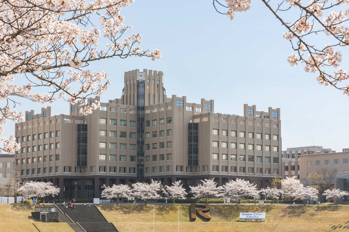 Ritsumeikan_PR's tweet image. BKCの桜が
今年も満開を迎えました🌸

春風に揺れるキャンパスで
新しい一歩👣

学生たちも
授業の合間に足を止めて
春を感じていました✨

#Rの風景 #BKC #桜