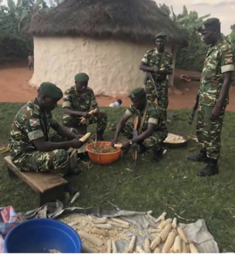 Eugene_Officia1's tweet photo. Amakuru mabi aturuka #minembwe ingabo z’#Uburundi na #P5 ya #Gen_Kayumba nyambwasa niko batangiye gusahura imitungo y’Abaturage.
Inka 13 nizo zimaze kuribwa n’Aba basirikare mugihe basahuye n’#Ibitaro muri #Murambya.
Ifoto iteye agahinda abasirikare b’#Uburundi bahungura Ibigori baribakurye murugo rw’umuturage.
Abaturage bari kurira bakeneye uwabatabara.