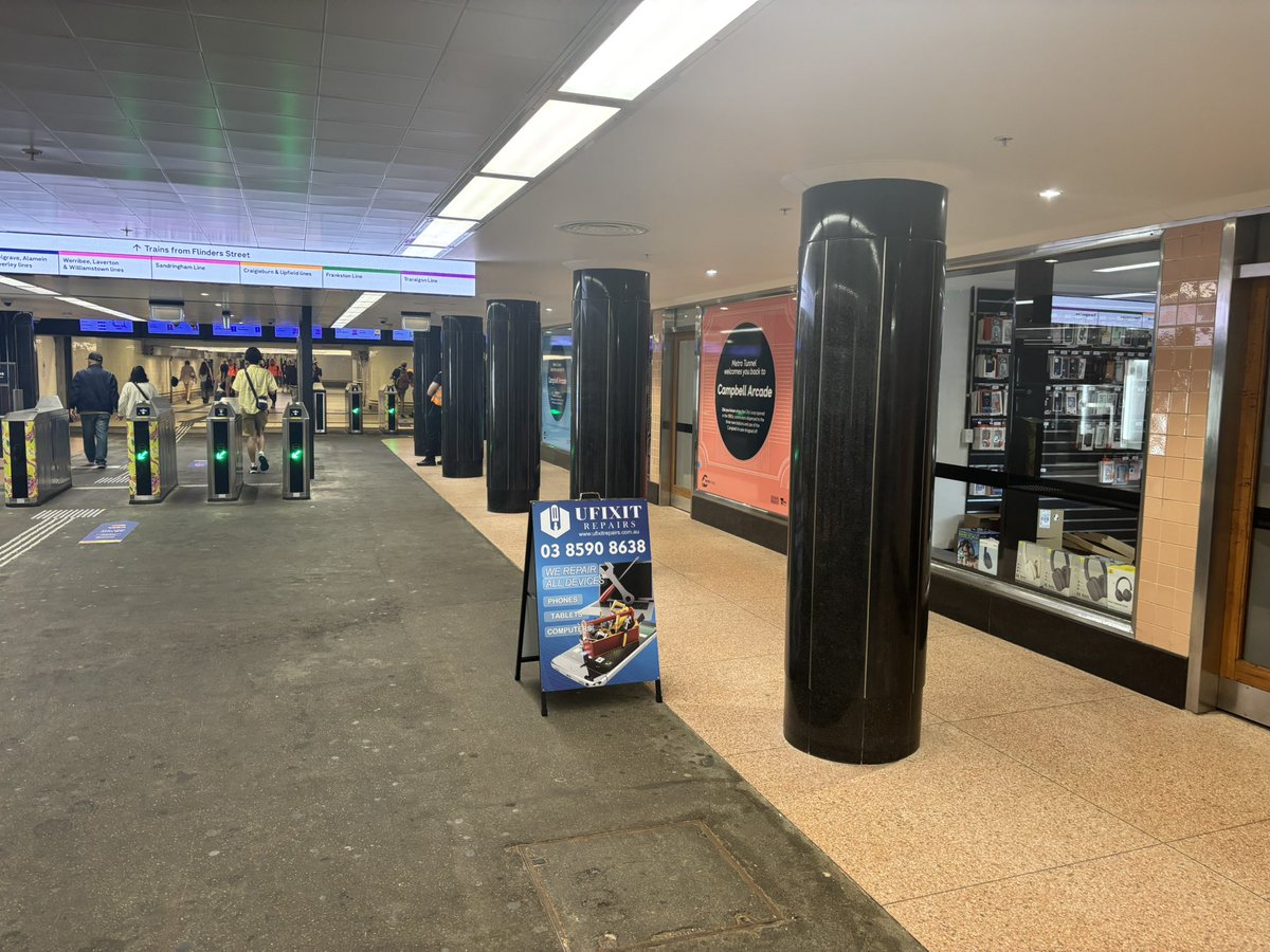 pixeltoofar's tweet image. Good news. Someone has moved into Campbell’s Arcade entrance to Flinders street station. A phone 📱 fix it shop.
#transport #melbourne #trains #retail