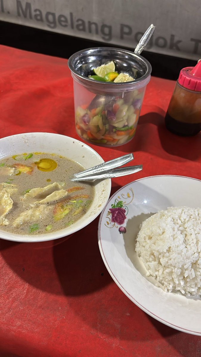 caramelalaaa's tweet photo. semalem aku maem sop kesukaan ayahku, dulu sebulan bisa 2-3 kali makan ini, tapi udh lama bgt ngga pernah makan sop kaki kambing semenjak 2020, trs aku nyoba makan sendiri, rasanya beda apa karna ngga bareng keluarga ya.. dlu langganan bgt di alun” pbg https://t.co/sAXKzwlMVs