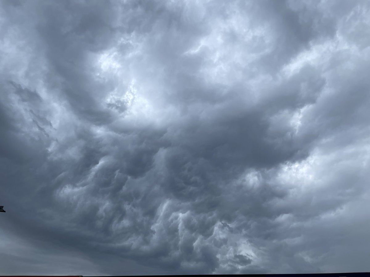 Melbourne_says's tweet image. This storm is packin a punch that's for sure. Absolutely expect minor flash flood  about. The rain is smashing down. ⛈️ #melbourneweather