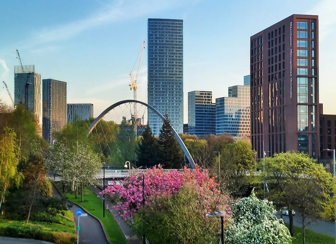 MonicaCrimmins's tweet image. Good morning Thursday. View from Epping Walk Bridge yesterday morning.  Look at that blossom 🌸 🩷 #Manchester