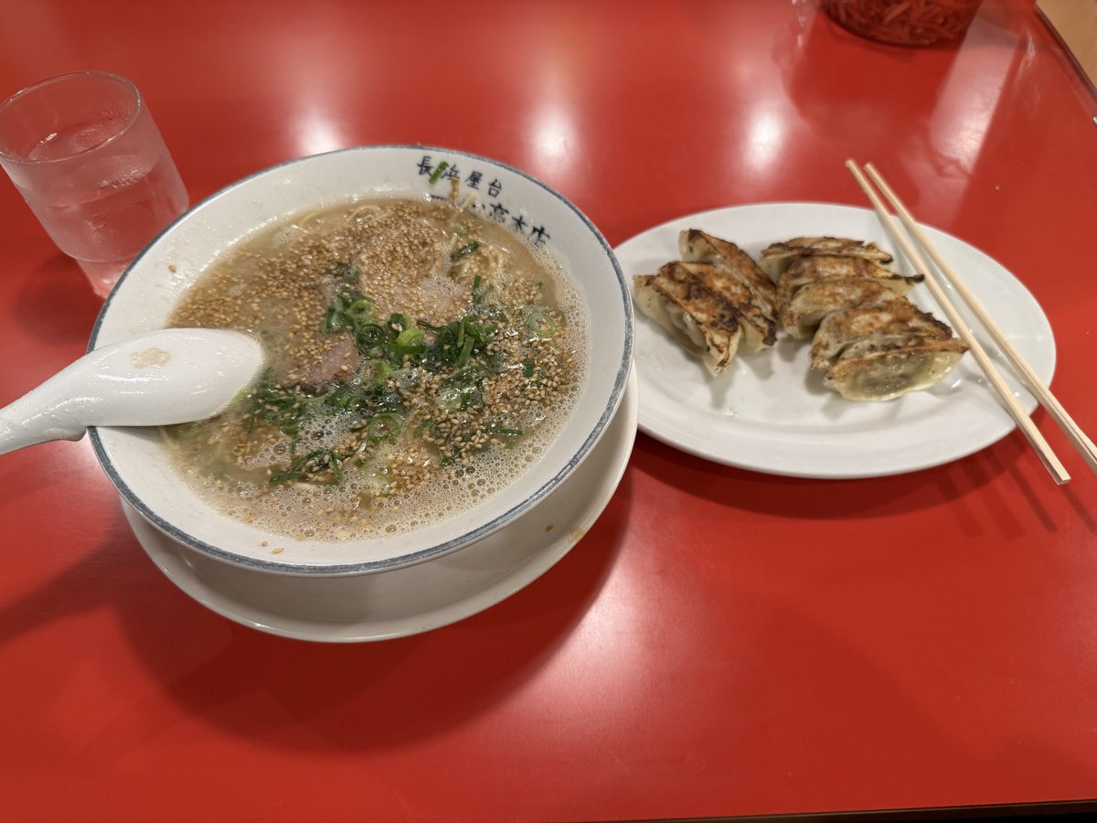 今日のランチはラーメンとギョウザでした。