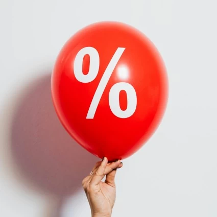 aragonradio's tweet image. ¿Un 20% de descuento sobre un 10% es un 30%? (Spoiler: No ❌).

Fernando Corbalán nos enseña hoy en #Ágora a dominar los porcentajes y las cuentas del día a día. ¡No dejes que los números te ganen la partida! 🧮💸👇

f.mtr.cool/kyfkywrrsb📻🎙️

#Matemáticas #NúmerosPrimos