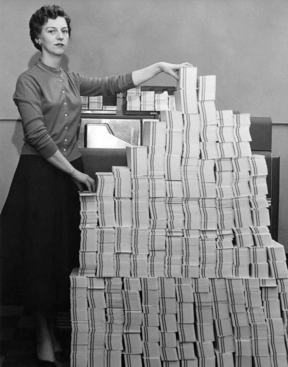 AlexJayZA's tweet photo. 5mb data on 26 500 punch cards. IBM, 1955. 
#ThrowbackThursday https://t.co/v9tUVatb72