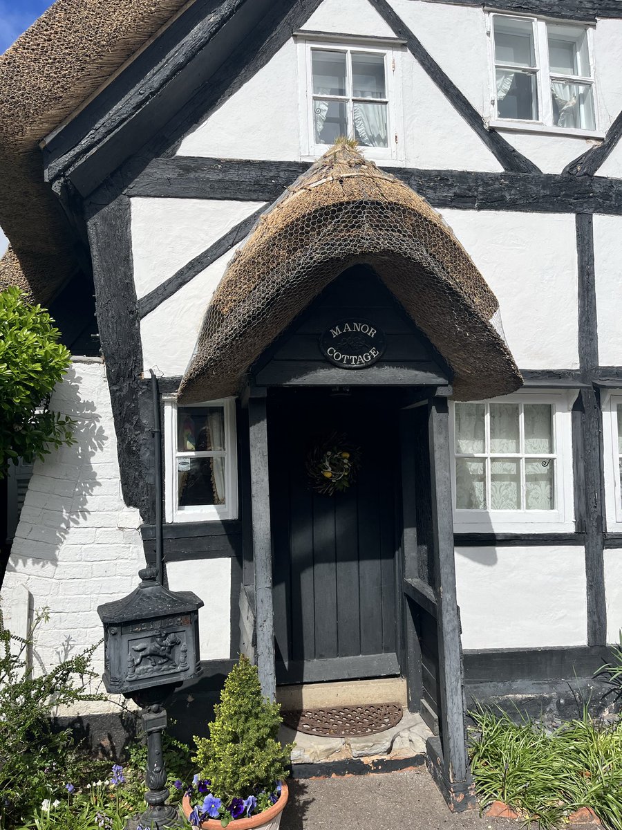 angelaproudnan's tweet image. One with a little thatch canopy for #AdoorableThursday 🖤 #cottages #doors #DailyDoor #NoContextDoors #ThursdayThoughts
