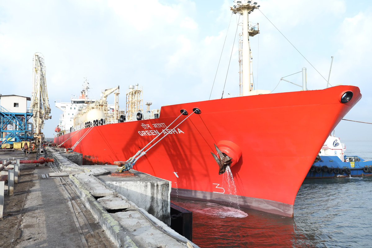 ETNOWlive's tweet image. Jawaharlal Nehru Port Authority in Mumbai receives India-flagged LPG vessel Green Asha carrying 15,400 tonnes after crossing Strait of Hormuz, marking the first such arrival since Iran–US–Israel tensions, with crew and cargo safe 

Source: JNPA

#JNPA #LPG #Shipping