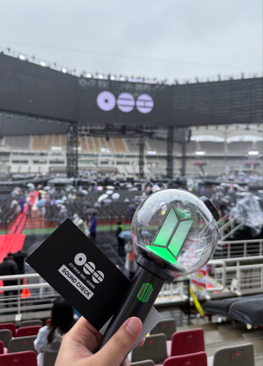 lachibonalacart's tweet photo. AHHHHHHHH!!! 😭😭😭
I'M INNNN!! 😭😭😭

DAY 1 💜
#BTS_WORLDTOUR_ARIRANG_GOYANG https://t.co/6ZE9M2b6Td