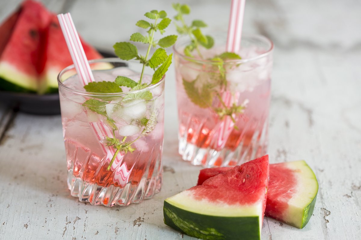 llienoneleh's tweet photo. 5-Minute Watermelon Mint Cooler | Blend 2 cups cubed watermelon + 5 mint leaves + 1 tsp lime juice + ice. Strain (optional) u0026 sip!  Refreshing, sweet, zero added sugar. Perfect for hot afternoons! https://t.co/bqWMylukHa