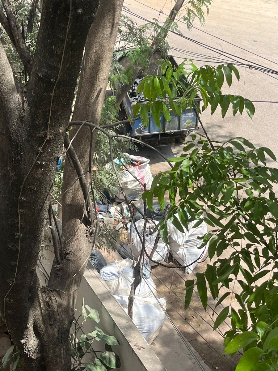 alka97734338's tweet photo. @DEE_SWM_C35 @GHMCOnline Sir again they have started vandalising our area by throwing trash bags. Please resolve @CommissionrGHMC https://t.co/YwMaAjfjzM