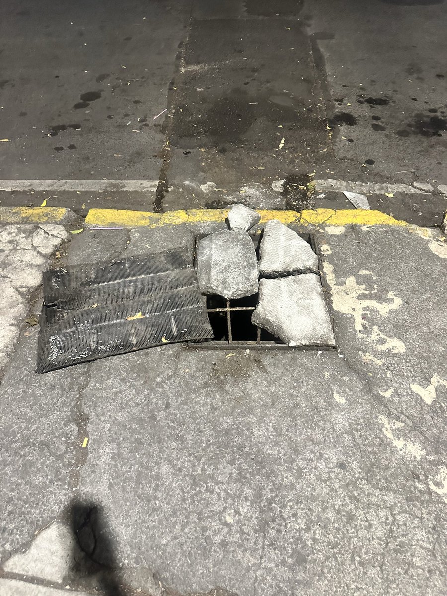 annypirate's tweet photo. @SOBSECDMX @Alcaldia_Coy por favor apóyennos a arreglar este registro peligroso. Av Division del Norte esquina con calle Miguel Hidalgo dirección sur a Norte justo bajo el puente peatonal Col San Pablo Tepetlapa, Coyoacán CDMX CP 04620 https://t.co/GIYOakpd1e