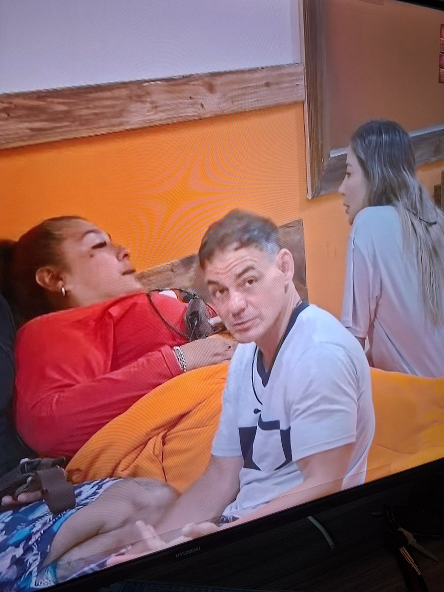 Monica desahogandose y Mark en su momento The office 🤣🤣

#LaGranjaVIP