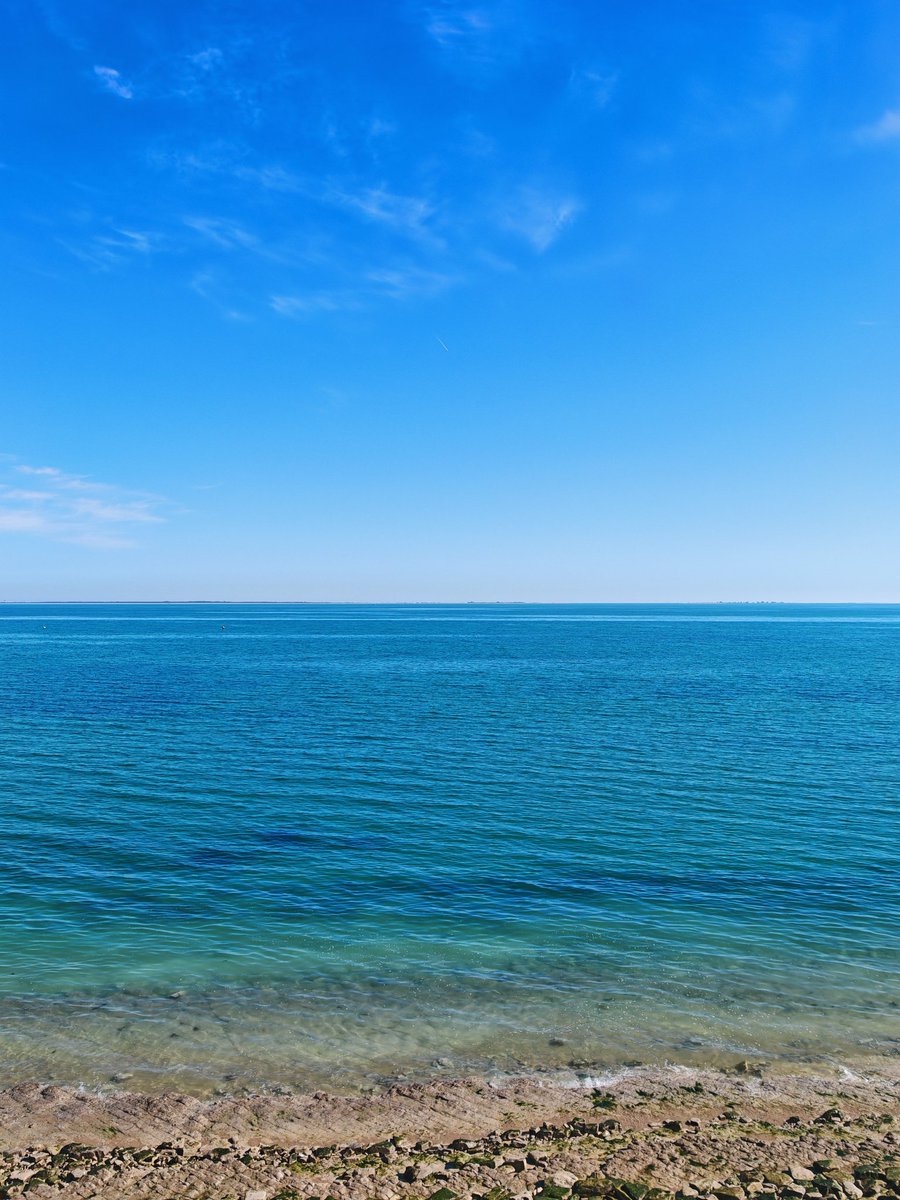 NHoonited's tweet image. Ciel bleu et grand soleil, mon temps préfé-#Ré