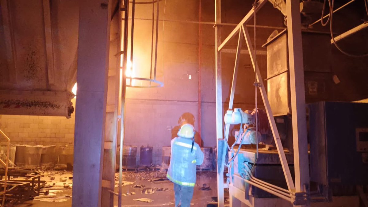 Planoinforma's tweet image. #SLP | 🔥✅ Incendio en Polímeros Nacionales, totalmente controlado

La Coordinación Estatal de Protección Civil informó que el incendio registrado en la empresa Polímeros Nacionales fue controlado en su totalidad, sin personas lesionadas.

Autoridades destacaron la coordinación