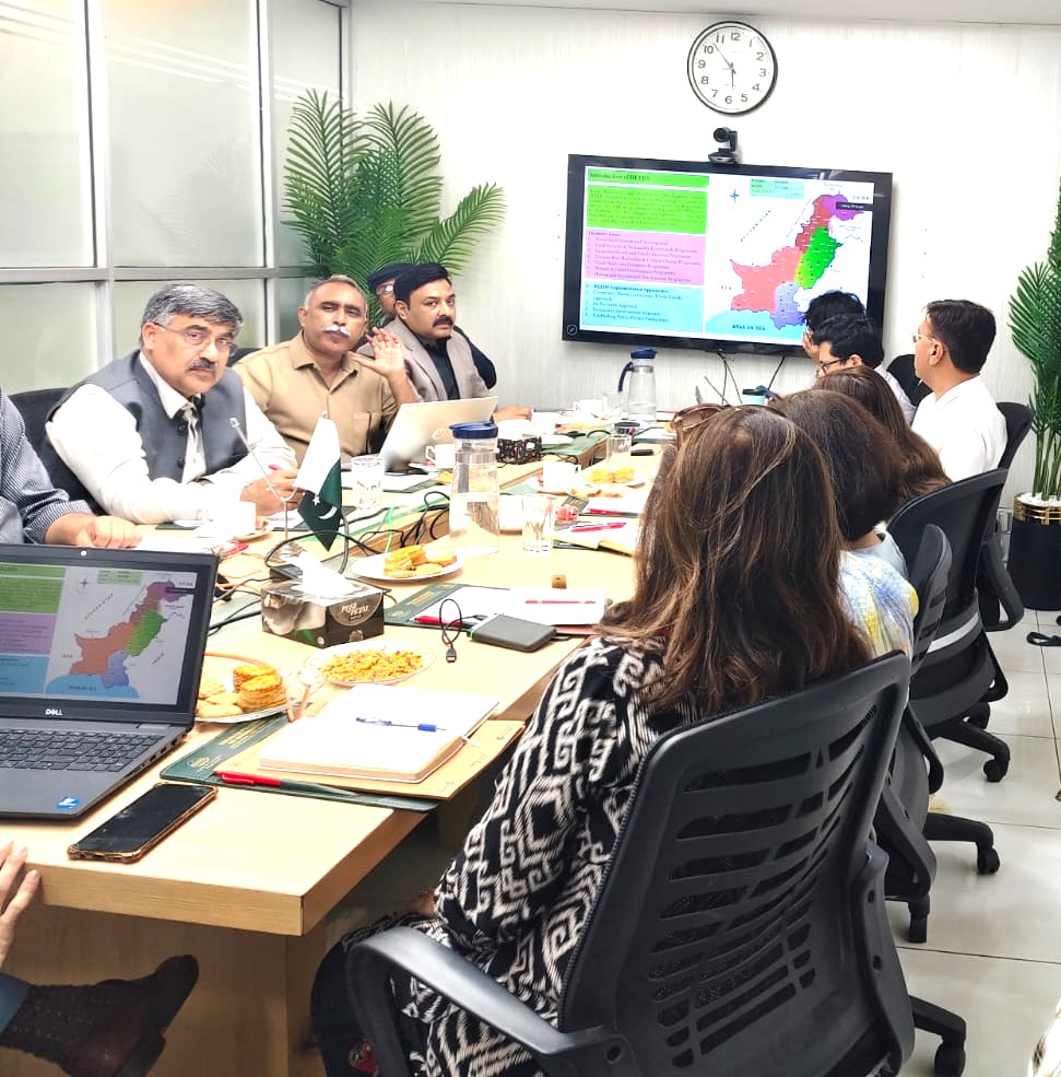 Rahnuma_FPAP's tweet photo. A review meeting was held on 8th April 2026 at the Directorate of EPI Punjab, Lahore, bringing together key representatives from RFPAP, SPHERE, AGAHE, REEDS, GAVI, Mannion Daniels, OPM, and the Gates Foundation. Chaired by Dr. Naveed Akhtar, Director EPI Punjab, the meeting featured participation from key stakeholders, including Dr. Bashir Ahmed, Mrs. Urooj Virk, Dr. Naeem Majeed, Aqeel Ahmed, and others to review progress and strengthen collaboration.

During the session, RFPAP shared important updates on project achievements, progress in routine immunization and HPV program implementation, and highlighted ongoing challenges. Dr. Naveed Akhtar appreciated the critical role of CSOs in advancing immunization efforts and recommended initiating monthly coordination meetings to enhance alignment, collaboration, and regular progress review among all stakeholders.

#RahnumaFPAP #RFPAP #GAVI #Immunization #PublicHealth #EPIPunjab #RoutineImmunization #HPVProgram #CSOsInAction #HealthSystemsStrengthening #PartnershipsForHealth #Collaboration #GlobalHealth #CSO