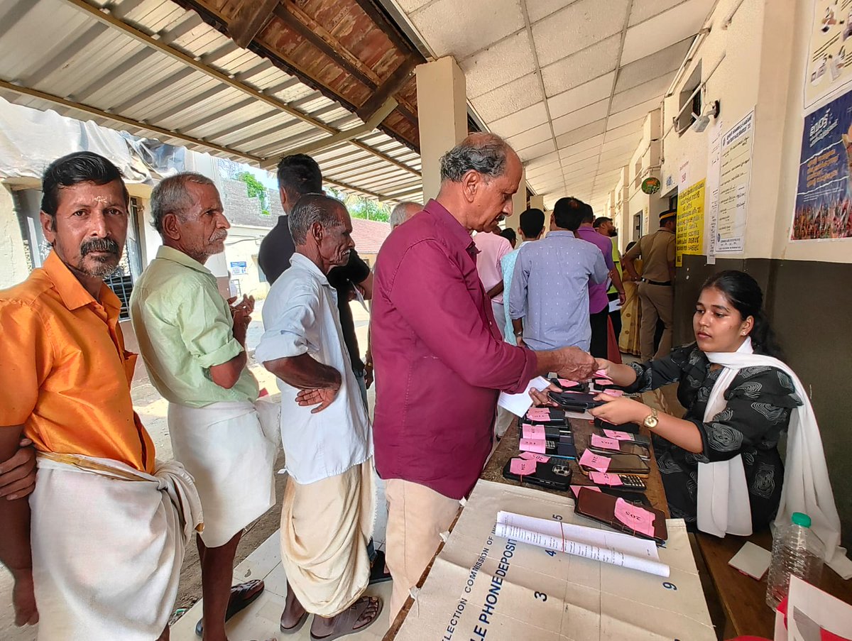 the_hindu's tweet image. #KeralaElection: As mobile phones are not permitted inside the voting area, voters at the Kannadi Higher Secondary School in Palakkad deposit their phones at a collection centre set up in front of the polling booth. 

#ElectionsWithTheHindu

📸 : KK Mustafah