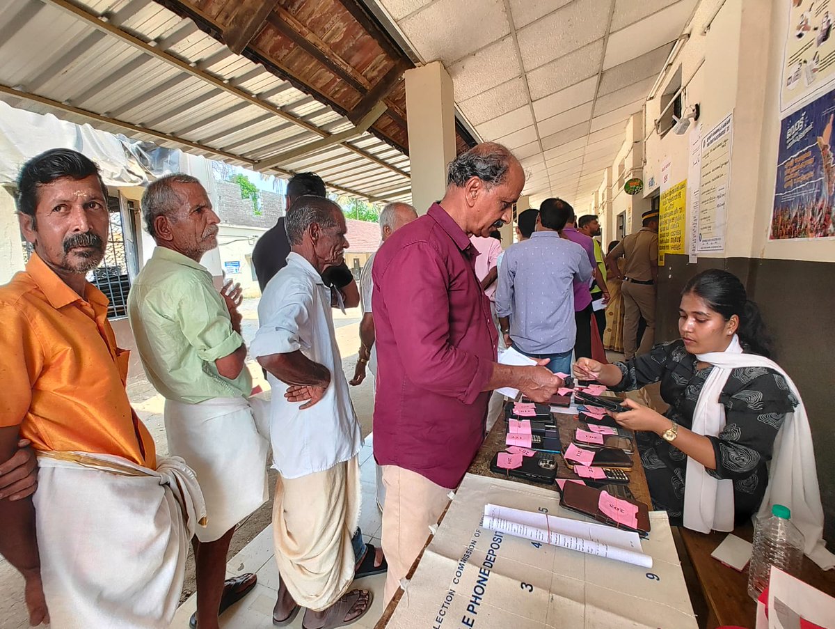 the_hindu's tweet image. #KeralaElection: As mobile phones are not permitted inside the voting area, voters at the Kannadi Higher Secondary School in Palakkad deposit their phones at a collection centre set up in front of the polling booth. 

#ElectionsWithTheHindu

📸 : KK Mustafah