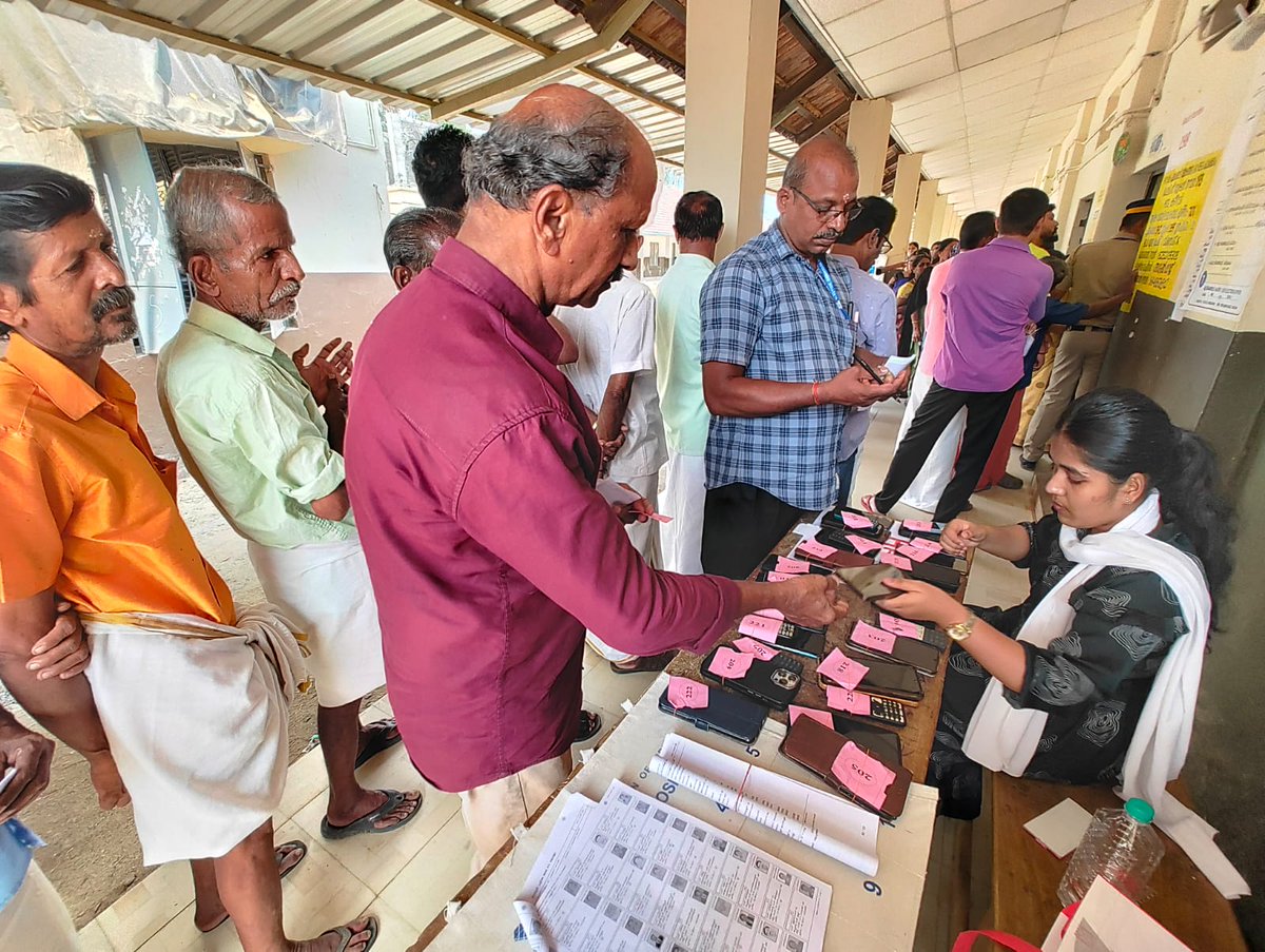 the_hindu's tweet image. #KeralaElection: As mobile phones are not permitted inside the voting area, voters at the Kannadi Higher Secondary School in Palakkad deposit their phones at a collection centre set up in front of the polling booth. 

#ElectionsWithTheHindu

📸 : KK Mustafah