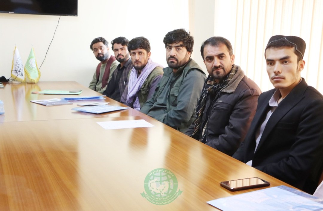 AfghanTour_'s tweet photo. د افغان تور امارتي شرکت له لوري د کابل هوایي ډګر لپاره ۵۰ نوي ډرېوران وګمارل شول.
د مقررۍ غونډه د اجرائیوي رئیس په ګډون ترسره شوه او نوي ډرېورانو ته د اصولو پابندي، ښه چلند او مسؤلیت‌پذیرۍ په اړه سپارښتنې وشوې.
موخه: د ترانسپورتي خدماتو کیفیت لوړول. https://t.co/cq5qIV57Am