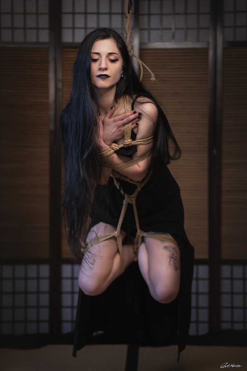 catmason_ropes's tweet photo. Joro-Gumo’s sanfter Bann (2026)
#DunkleRomantik #JapanischeMythologie #kinbakuesthetics #ropeartphotography #kinbakustyle #juterope #mysticbeauty #darkfantasy #ShibariArt #JapaneseMystic #catmason #shibari #kinbaku #rigger #ropebunny #ukete #ropeart #stuttgart #modelswanted https://t.co/VUPbhHvouV