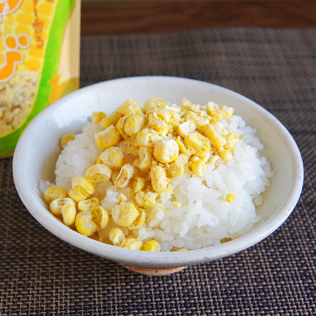 OKAWARIJAPAN's tweet photo. もろこし好き必見🌽
「しょうゆとバター香る焼とうきび風ふりかけ」
を発見！
カリッとした軽い食感の粒に、
コーンの甘味×バター醤油の塩味が合わさった魅惑の「あまじょっぱさ」🤤

ご飯に混ぜ込めば手軽にとうもろこしの炊き込みご飯風に✨
とうもろこしが主役の珍しいふりかけ、ぜひお試しを！ https://t.co/CNSce64wxx