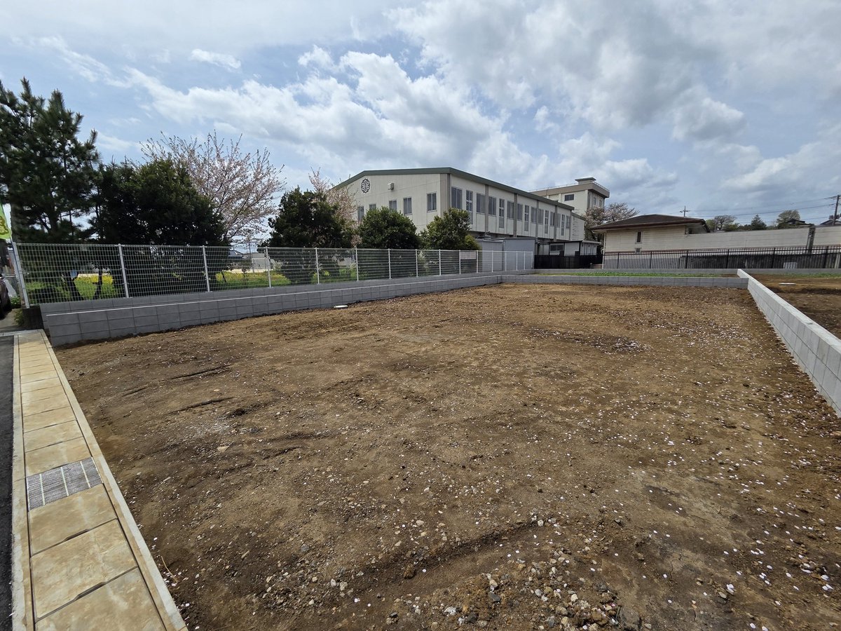 HousingProduce's tweet photo. 市川市東国分に限定4区画売地販売開始です！
詳しくはこちら↓
https://t.co/E0N37Qsh5t
＃市川市
＃売地
＃公道
＃不動産
＃新築
＃建売
＃東国分
＃道の駅
＃国分小学校
＃三愛幼稚園
＃つくし保育園
＃東国分中学校 https://t.co/g3k4jV0YR9