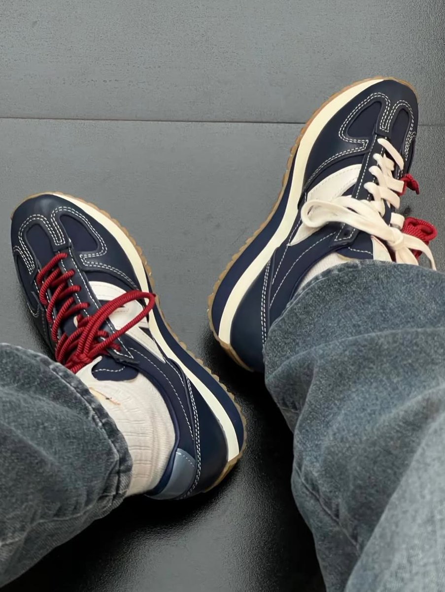 JustFreshKicks tweet media