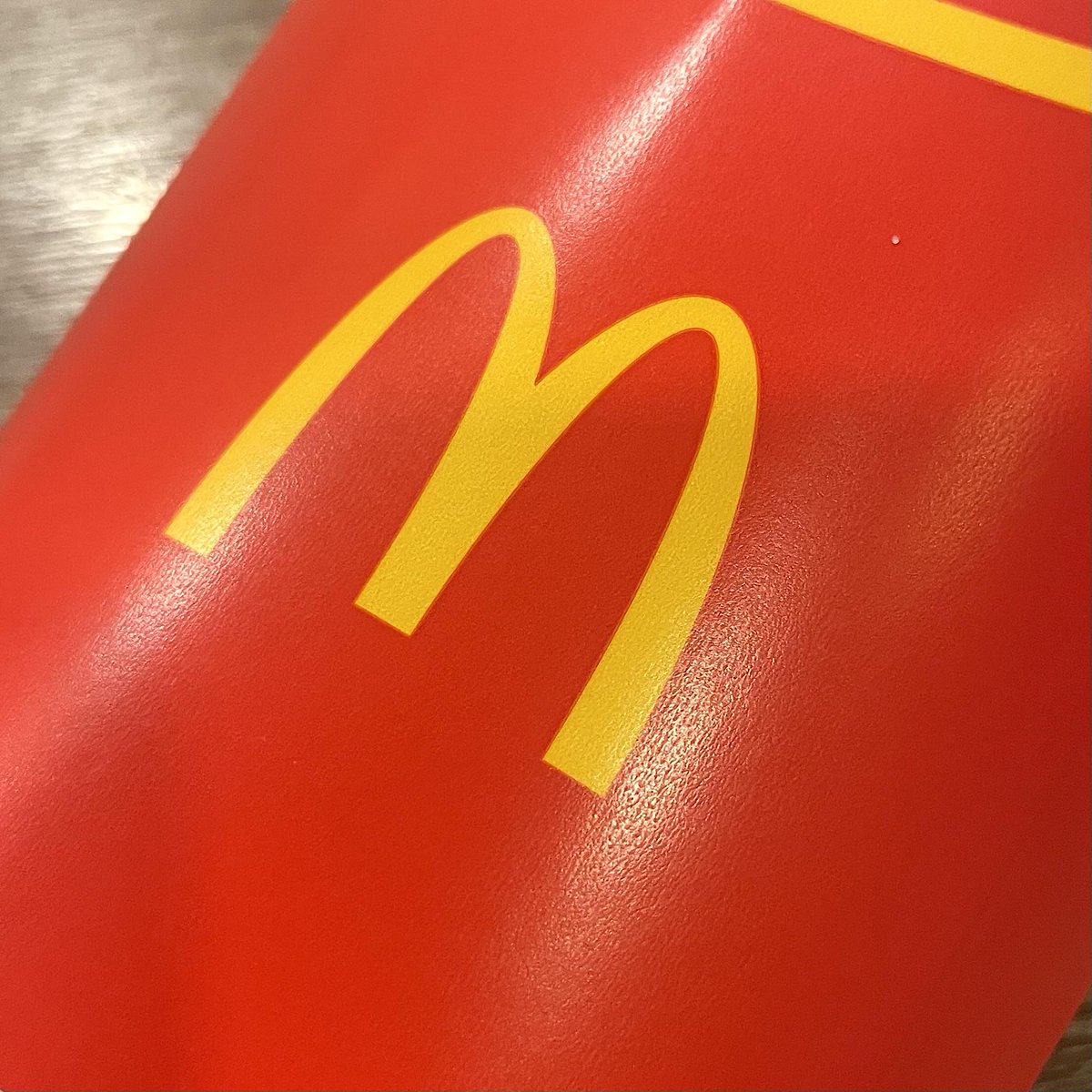 Junichi_Yaguchi's tweet photo. マクドナルドHCMCでダブチのB1G1Fがやってて飛びついた。バーガーにもポテトにもわりとハッキリ甘味が足されてて、ローカライズの波を感じた。マヨネーズ、ハンバーガーと来て次は何だろう？ラーメンも寿司も甘くしたらもっと売れるのかも。 https://t.co/hCNWHM7Oej