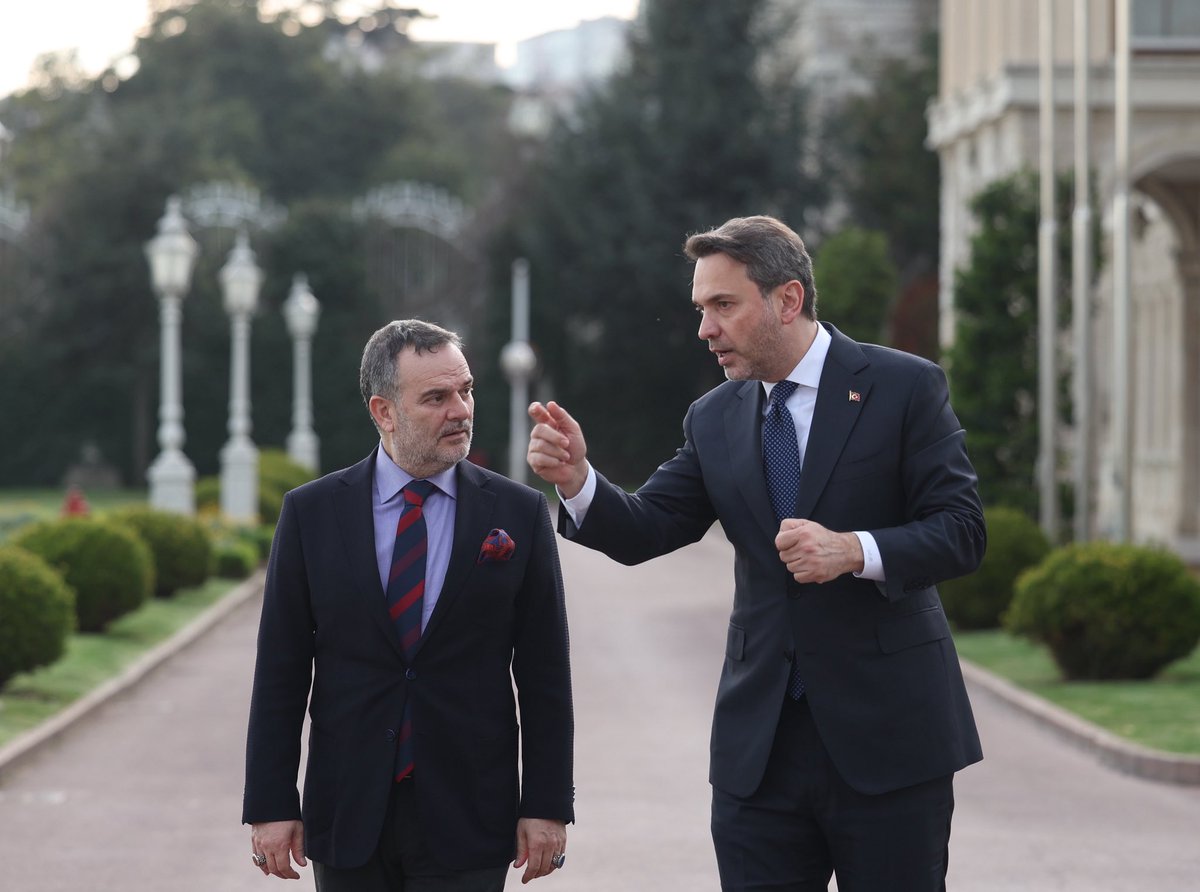 Enerji Bakanı Bayraktar:
“Krizlerin anası ile karşı karşıyayız...
Dünyada enerji mimarisinin kesinlikle değişmesi gerekir. Önerilerimiz var.”

<a href="/TCEnerji/">T.C. Enerji ve Tabii Kaynaklar Bakanlığı</a> Bakanı <a href="/aBayraktar1/">Alparslan Bayraktar</a>  ile Al Jazeera için yaptığımız röportajda devam eden enerji kriziyle ilgili önemli açıklamalarda bulundu.